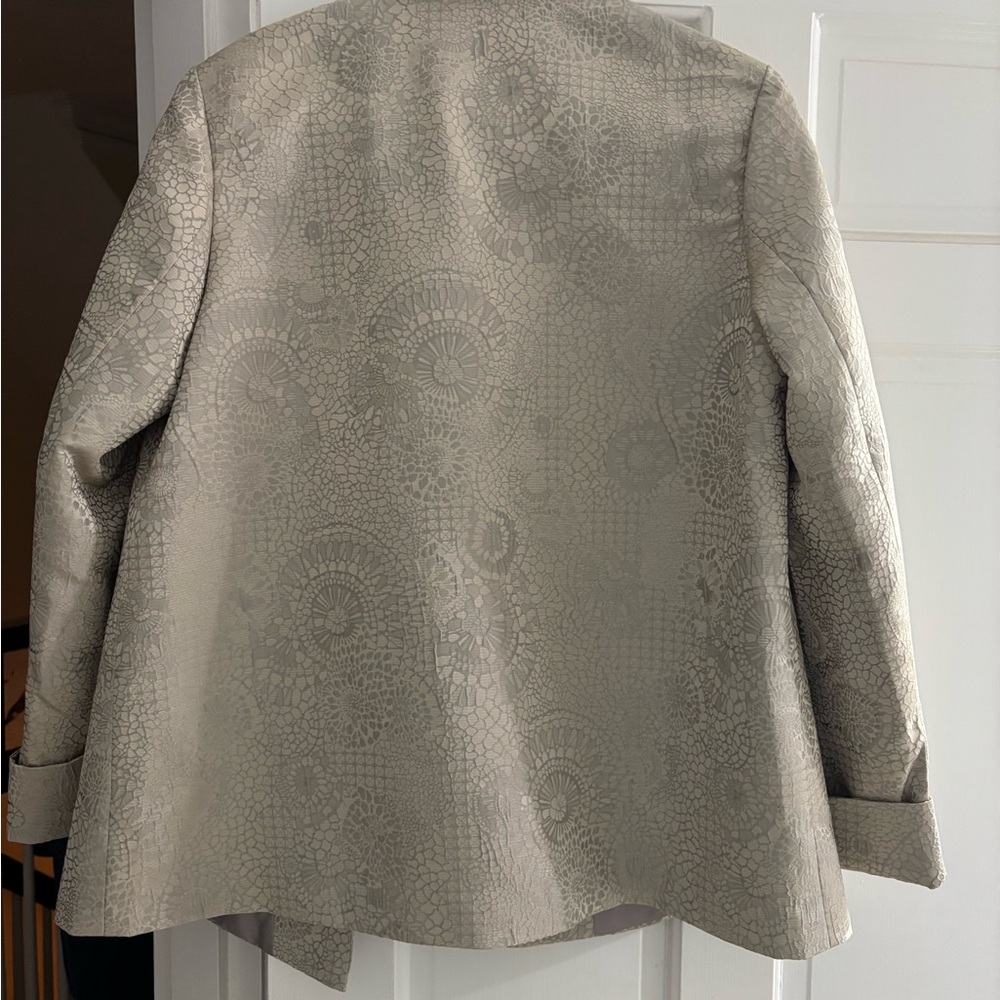 Elegant Gray Women's Coat - Picture 3 of 6